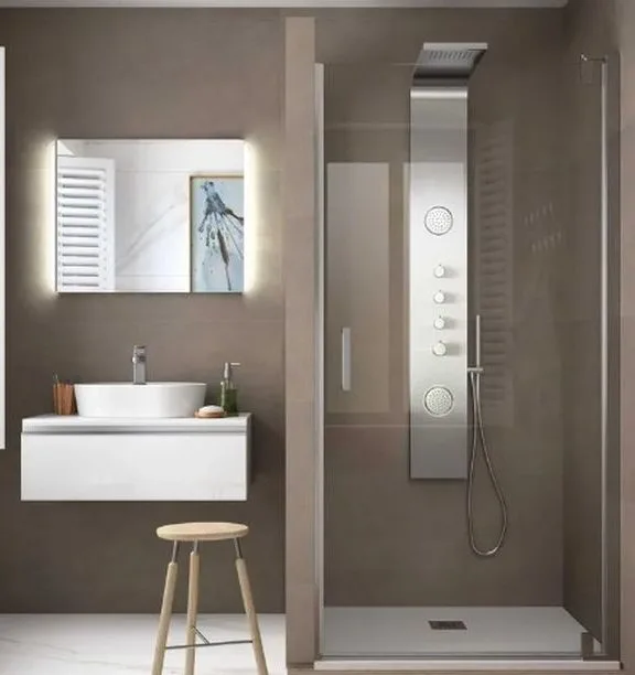Baño moderno rosa con ducha transparente