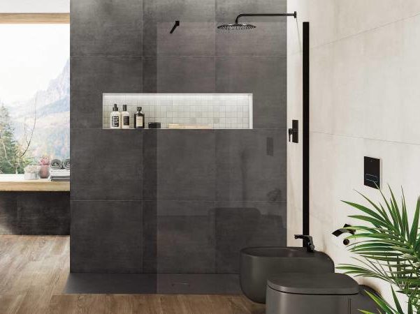 Baño con ducha en gris y negro