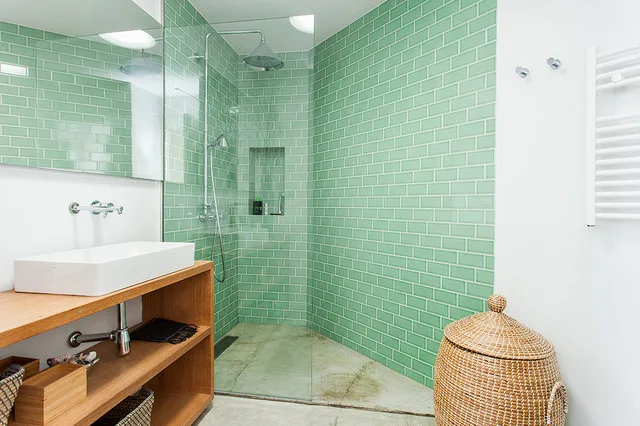 Baño moderno con ducha en verde agua