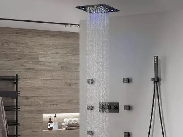 Baño moderno con ducha lluvia