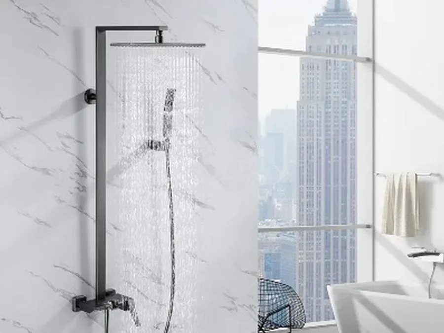 Baño moderno con ducha en mármol blanco