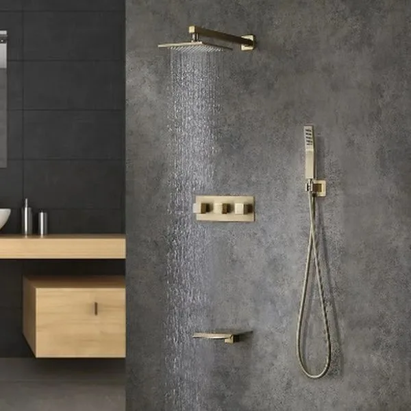Baño en gris con ducha y muebles de madera