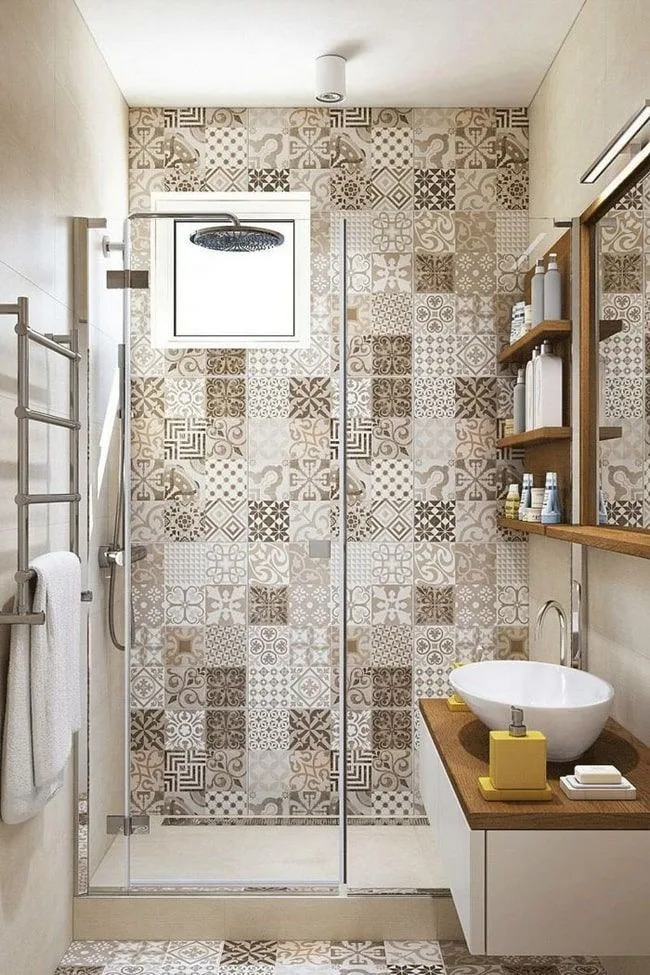 Baño moderno con paredes de mosaico
