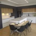 Cocina Moderna Con Isla y Mesa integrada diseñada a medida