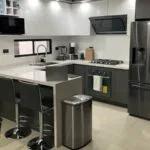 Cocina con isla metalizada