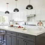 Cocina con isla moderna y amplia