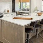 Cocina con isla y mesa barra. The Home Depot idea