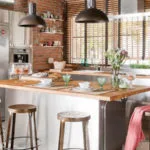 Cocina con isla de madera, ladrillo, acero y metal
