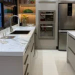 Cocina contemporánea con isla de porcelana