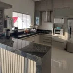Cocinas con isla en negro, marrón y beige