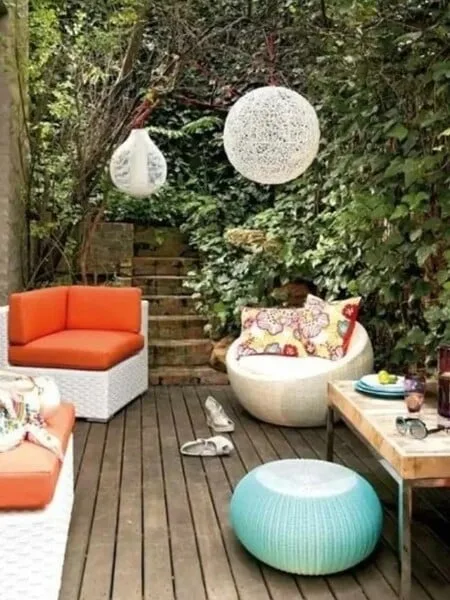 Terraza moderna con elementos de muchos colores