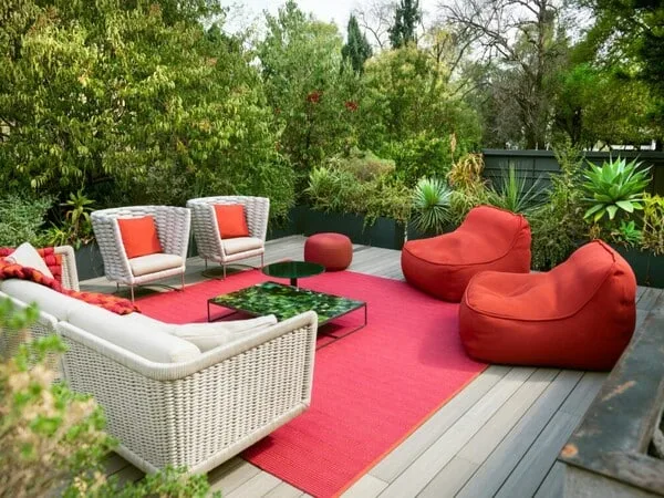 Terraza moderna con mobiliario en fucsia