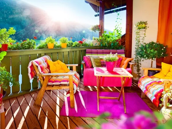 Terraza moderna con muchos colores