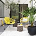 Terraza moderna sillas amarillas y tocones de madera
