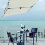 Terraza moderna con sombrilla cuadrada