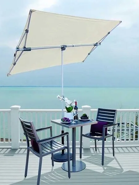 Terraza moderna con sombrilla cuadrada