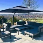 Terraza moderna con sombrilla y mobiliario de lujo