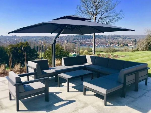 Terraza moderna con sombrilla y mobiliario de lujo