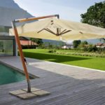 Terraza moderna con sombrilla de diseño contemporaneo