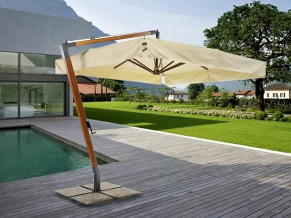 Terraza moderna con sombrilla de diseño contemporaneo