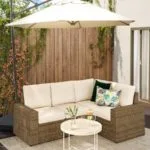 Terraza moderna con sombrillas y muebles beige