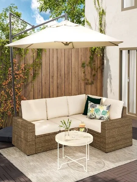 Terraza moderna con sombrillas y muebles beige
