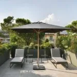 Terraza moderna con sombrilla y tumbonas