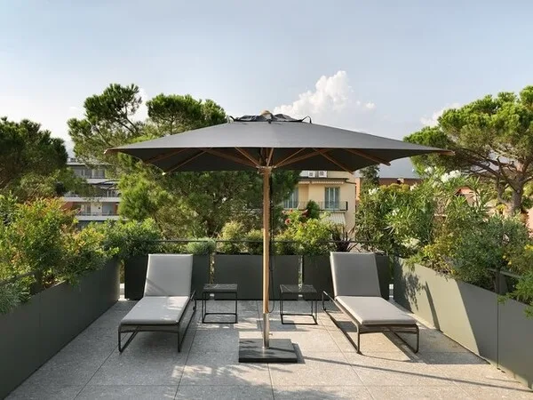 Terraza moderna con sombrilla y tumbonas