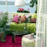 Terraza moderna con cortina y mucho color