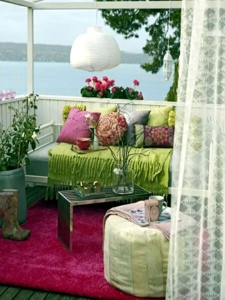 Terraza moderna con cortina y mucho color