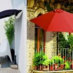 Terrazas modernas con sombrillas fijadas en pared