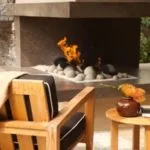 Terraza moderna techada maximalista mobiliario de madera y chimenea