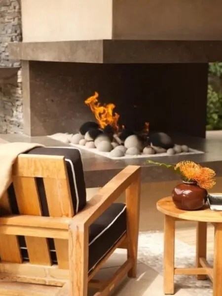 Terraza moderna techada maximalista mobiliario de madera y chimenea