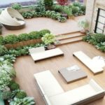 Terraza moderna abierta con jardin y muebles contemporaneos