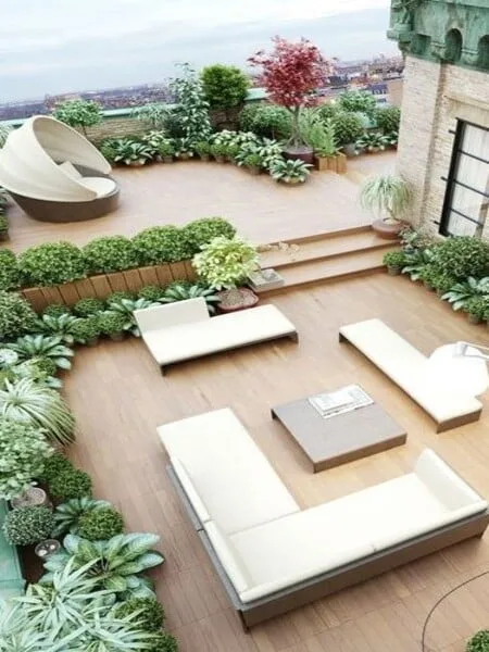 Terraza moderna abierta con jardin y muebles contemporaneos