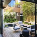 Terraza moderna con jardin mobiliario y jacuzzi