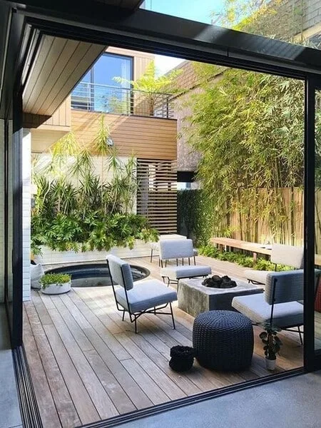 Terraza moderna con jardin mobiliario y jacuzzi