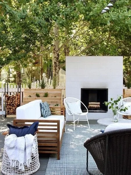 Terraza moderna abierta minimalista con chimenea empotrada