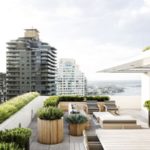 Terraza moderna minimalista con plantas en macetas y muebles sencillos