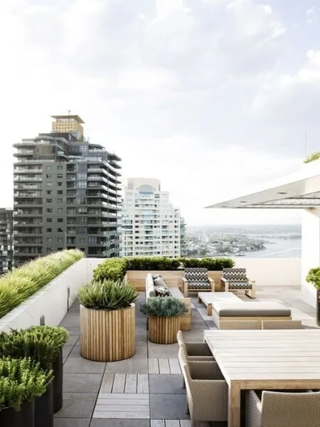 Terraza moderna minimalista con plantas en macetas y muebles sencillos