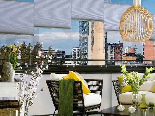 Terraza cerrada con vidrios y cortinas interiores verticales