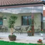 Terraza moderna cerrada con cortina de vidrio