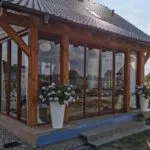 Terraza moderna cerrada con vidrio y perfiles de madera