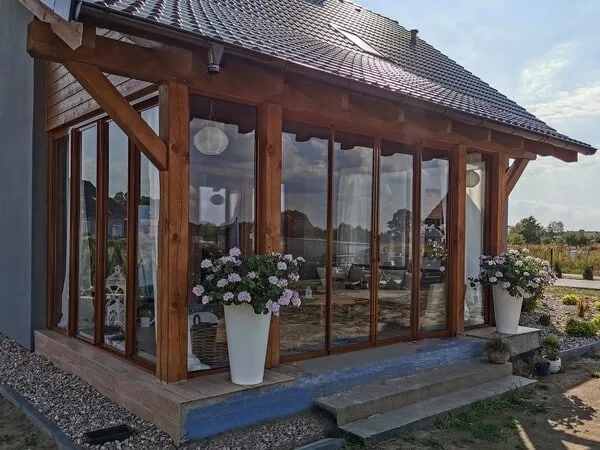 Terraza moderna cerrada con vidrio y perfiles de madera