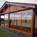 Terraza moderna cerrada con vidrio y madera de lujo