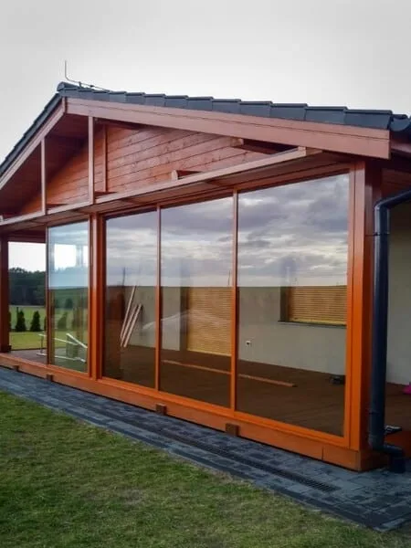 Terraza moderna cerrada con vidrio y madera de lujo