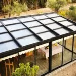 Terraza moderna cerrada con vidrio y aluminio