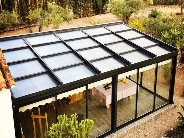 Terraza moderna cerrada con vidrio y aluminio
