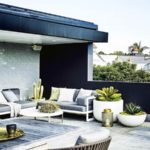 Terraza moderna semi abierta minimalista con mobiliario de varios materiales