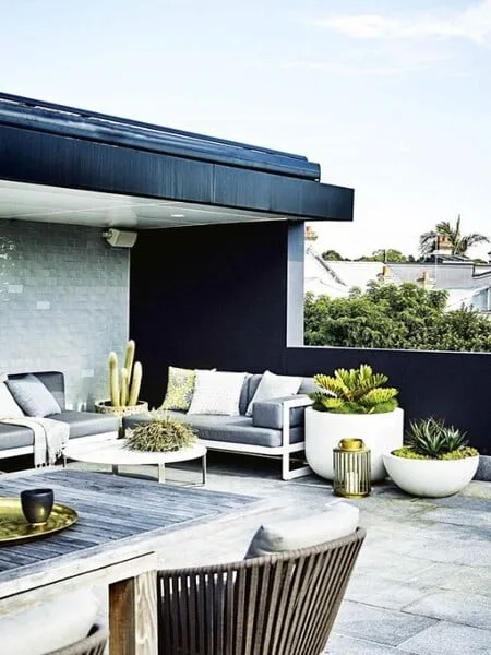 Terraza moderna semi abierta minimalista con mobiliario de varios materiales
